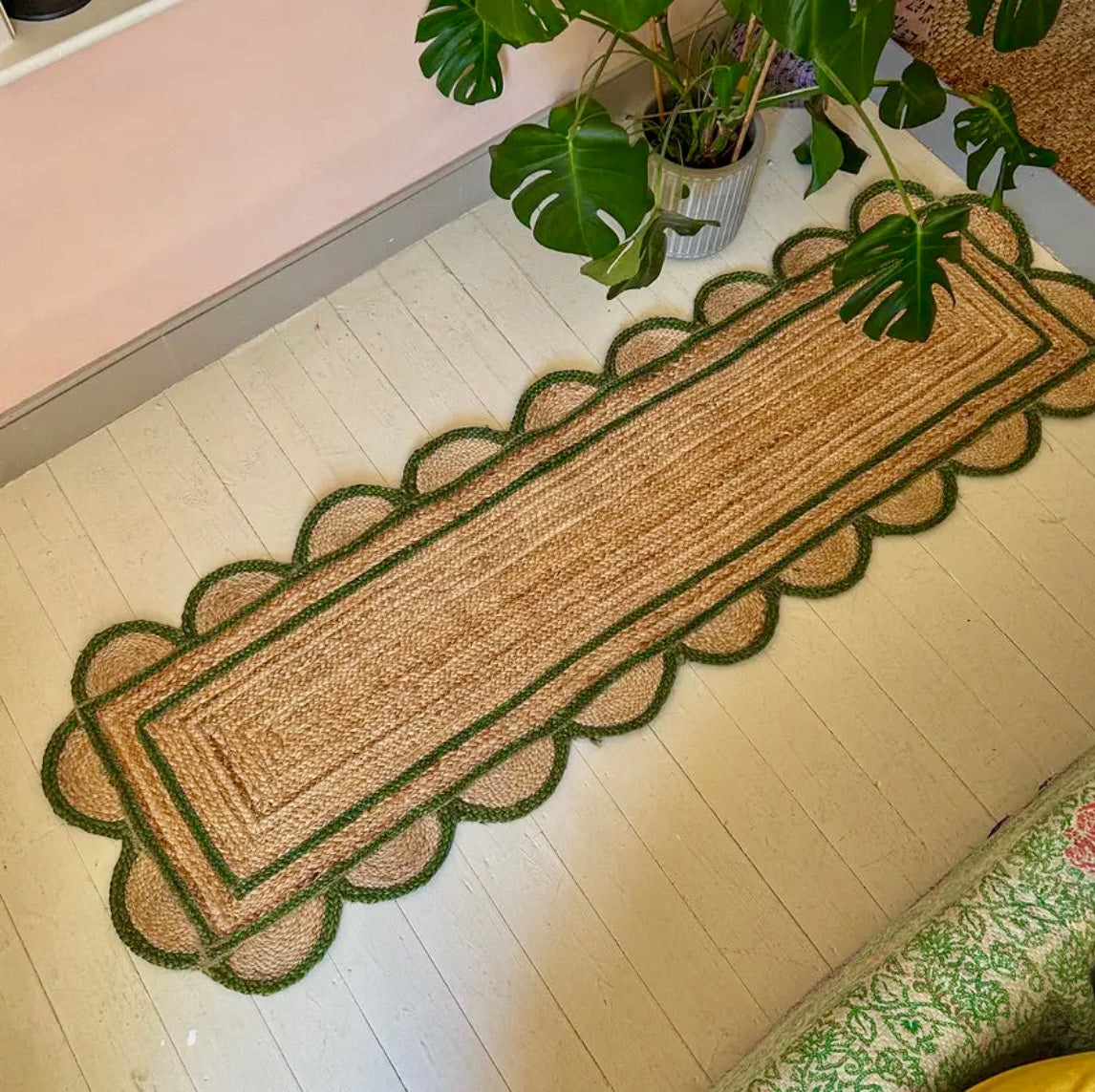 Scalloped hand woven jute runner
