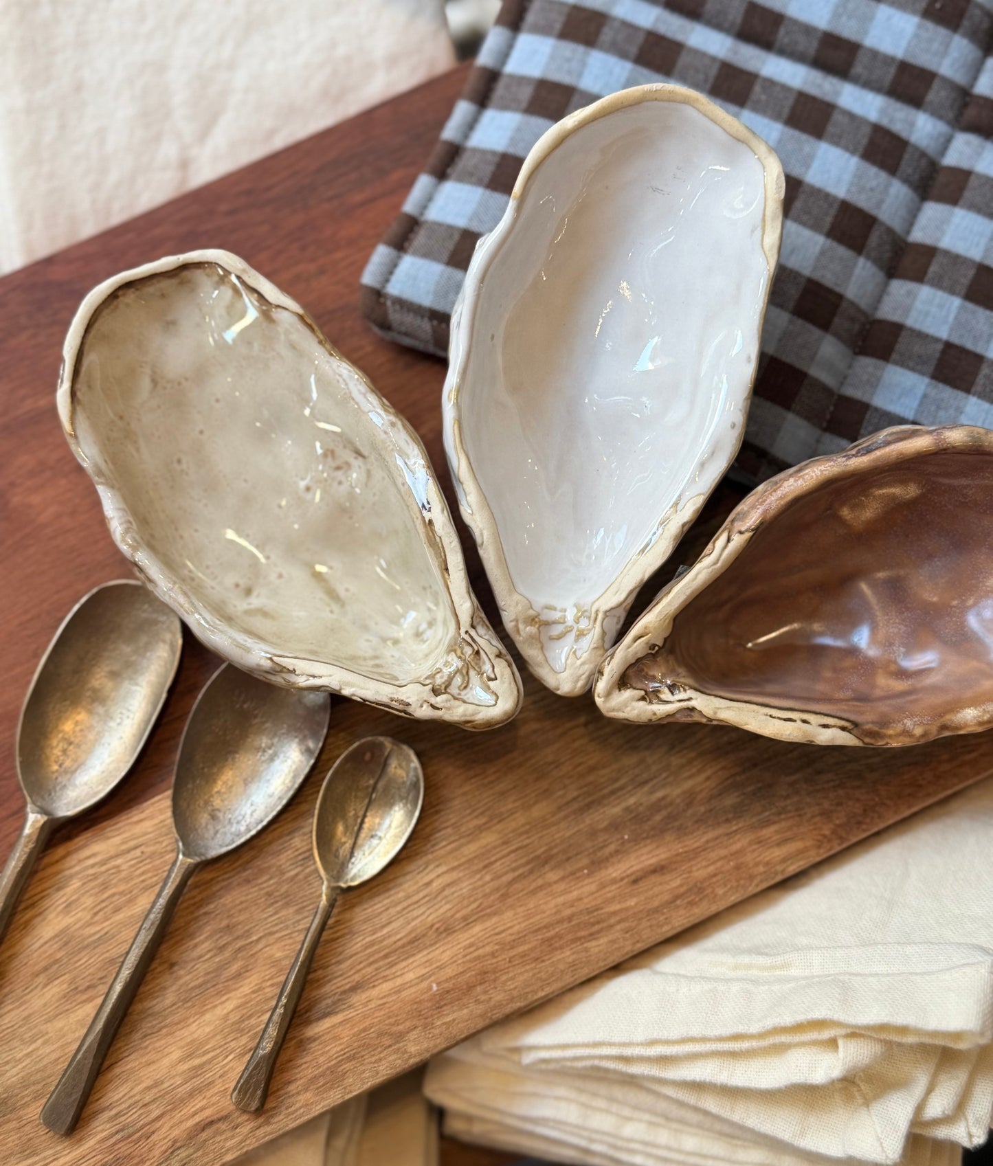 Set of three ceramic oysters